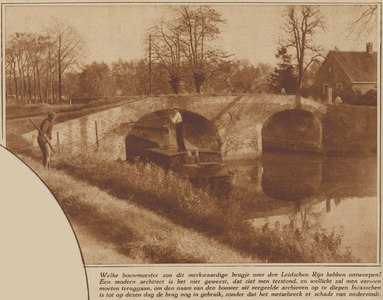 873754 Gezicht op de Gooisebrug over de Leidsche Rijn te De Meern, met onder de brug een klein vrachtschip dat ...